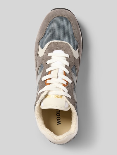 Produktfoto, Sneaker aus Leder-Mix mit Logo-Detail Modell 'Gravel' von Woolrich, Grau-Blau-Töne, profilierte Sohle, abgerundete Form, Herren Sneaker