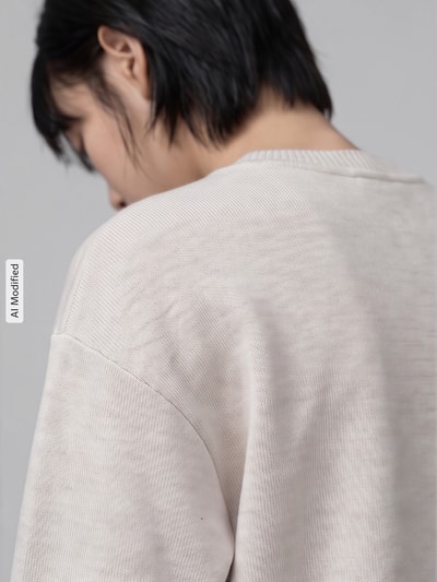 Frauenmodel trägt Relaxed Fit Sweatshirt aus Baumwoll-Mix von s.Oliver RED LABEL in Beige mit feiner Textur, Nahaufnahme Rückansicht, KI-modifiziertes Bild.