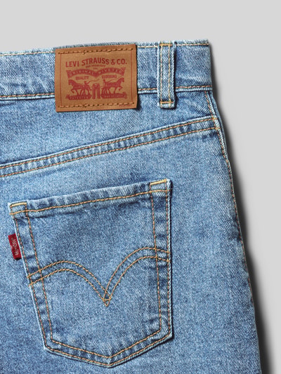 Productfoto, Slim Fit Jeansshorts uit katoenmix van Levi’s® Kids in denimlook met labelpatch, 5-pocketmodel, franje pijpboord, twill textuur.
