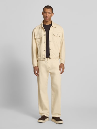 Männermodel trägt Jeansjacke mit Brusttaschen Modell 'Type 10' von Wood Wood in Beige, Regular Fit, Baumwolle, Ganzkörperansicht von vorne.