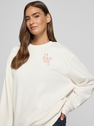 Modelka kobieca nosi kremową bluzę Relaxed Fit Sweatshirt aus reiner Baumwolle Modell 'CLASSIC CREW_9' od HUGO, gładka faktura, damska bluza HUGO, ujęcie: zbliżenie górnej części ciała.