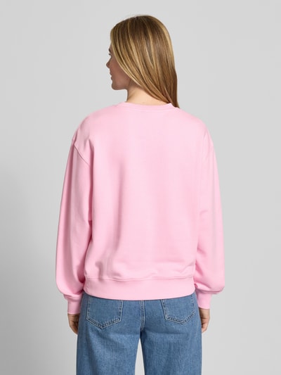 Frauenmodel trägt Regular Fit Sweatshirt aus Baumwoll-Mix von Tommy Hilfiger, Optik: Unifarben, Logo-Detail, Ganzkörperansicht Rückansicht