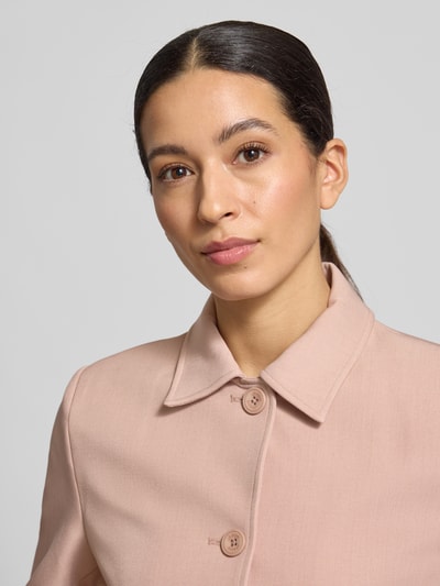 Frauenmodel trägt Blazer mit Knopfleiste von Jake*s Collection in Rosa, Material-Mix mit Hemdblusenkragen, Nahaufnahme Oberkörper.