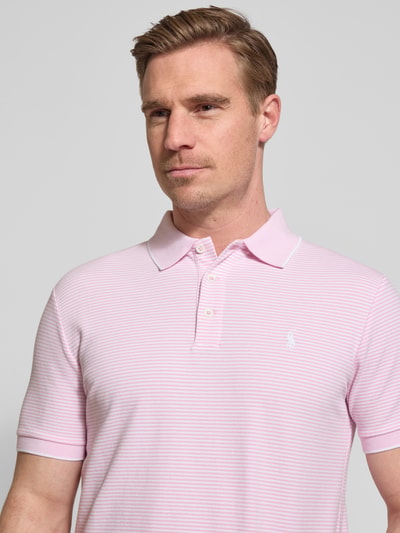 Männermodel trägt Slim Fit Poloshirt aus Baumwoll-Mix von Polo Ralph Lauren, Optik: Unifarben, Muster: Gestreift, Nahaufnahme Oberkörper.