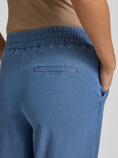 Kobiece modelka nosi Wide Fit Jeans mit elastischem Bund Modell 'KATE' von ICHI, mieszanka bawełny z dodatkiem streczu, z tyłu elastyczny pas, widoczna tylna kieszeń, zdjęcie szczegółowe tylnej części spodni