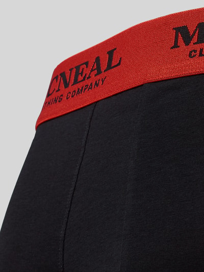 Produktfoto, Trunks mit Label-Details im 3er-Pack von MCNEAL, czarny materiał, czerwony elastyczny pas z logo, mieszanka bawełny i elastanu, dopasowany krój