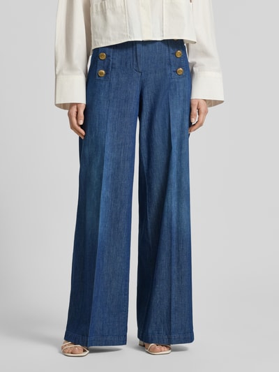 Vrouwenmodel draagt Wide Leg Jeans met knopen model 'BRIDGET' van SEDUCTIVE, puur katoen, persplooien, jeans, binnenbeenlengte 110 cm, bandwijdte 40 cm, maat 36, voorkant bovenlichaam close-up.
