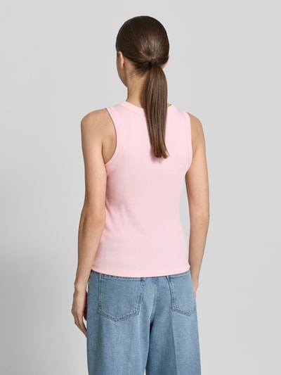 Frauenmodel trägt Slim Fit Tank Top aus Baumwoll-Mix Modell 'SMILE CAISA TANK TOP' von Vero Moda, Optik: Unifarben, Feinripp, Motiv-Stitching, Ganzkörperansicht Rückansicht.