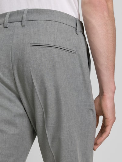 Männermodel trägt Anzughose mit Bügelfalten Modell 'AJEND' von Drykorn, grauer Material-Mix mit Woll-Anteil, Regular-Fit, Detailaufnahme Rückansicht.