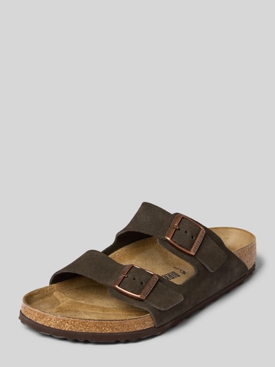 Produktfoto, Slipper aus echtem Leder Modell 'Arizona' von Birkenstock in Braun mit abgerundeter Passform, offener Ferse, 3 cm Absatzhöhe, strukturierte Oberfläche