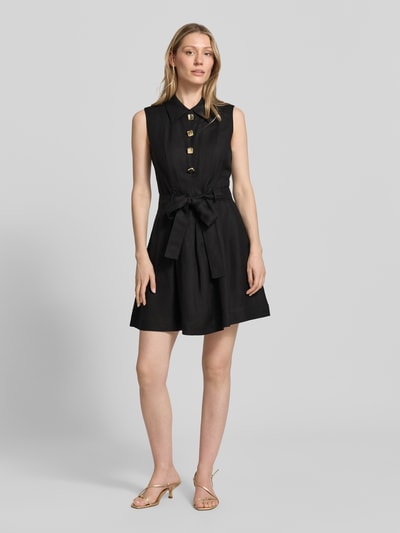 Kobiece model prezentuje czarne tailliertes Freizeitkleid aus Leinen-Viskose-Mix Modell 'KALEISI' von HUGO, sukienki casualowe; ganzkörperansicht von vorne.