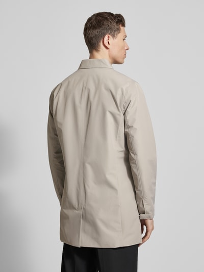 Männermodel trägt Kurzmantel mit verdeckter Knopfleiste Modell 'miles' von Matinique in Beige, glatte Textur, Ganzkörperansicht Rückansicht. Regular Fit, Umlegekragen, dezentes Design.