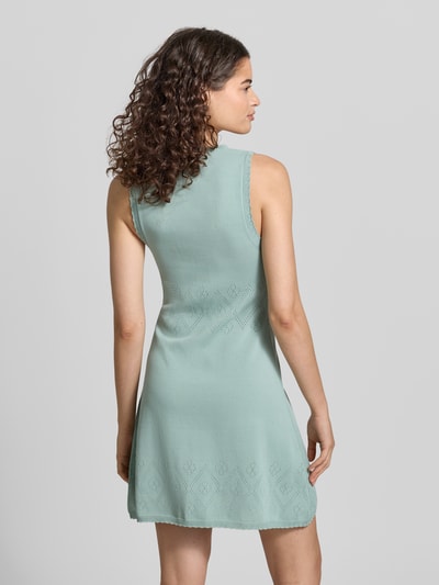 Frauenmodel trägt Damen Minikleid mit V-Ausschnitt Modell 'Sari' von OH APRIL, mintgrüner Viskose-Mix, taillierter Schnitt, Ganzkörperansicht Rückansicht.