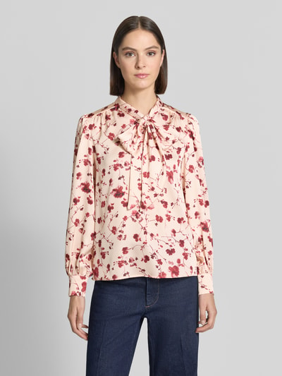 Vrouwenmodel draagt Regular Fit Schluppenbluse im Allover-Look van Christian Berg Woman Selection, crèmekleur met rode bloemenprint, dames schluppenblouse, allover-look, ruglengte maat 36: 62 cm, mouwlengte maat 36: 64 cm, vooraanzicht volledige lichaamsopname.