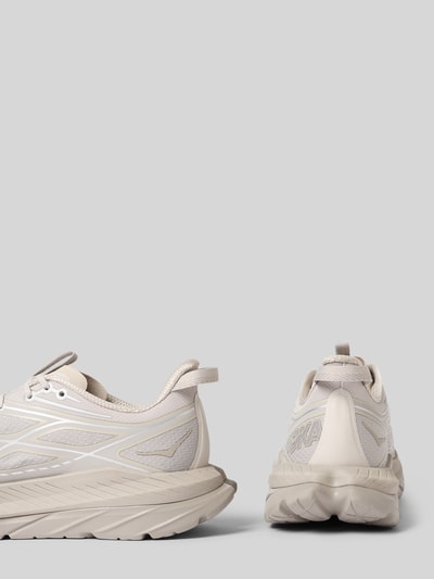 Produktfoto, Sneaker mit Logo-Detail Modell 'Remastered' von HOKA in Beige mit strukturierter, profilierter Sohle, abgerundete Passform, glatte und textile Textur, Schafthöhe 7 cm, Schaftweite 9 cm, Absatzhöhe 4 cm
