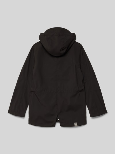 Junge trägt Parka mit Kapuze und Pattentaschen von Killtec, Regular-Fit, Rückansicht, schwarze glatte Textur, Ganzkörperansicht Rückansicht. Rückenlänge 59 cm, Schulterbreite 33 cm, Ärmellänge 49 cm, Label-Detail dezent.