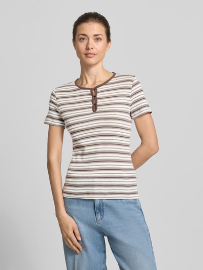 Vrouwenmodel draagt T-shirt met korte knoopsluiting van Jake*s Casual, puur katoen, recht model, ronde hals, ruglengte maat S 56 cm, close-up buste vooraan.