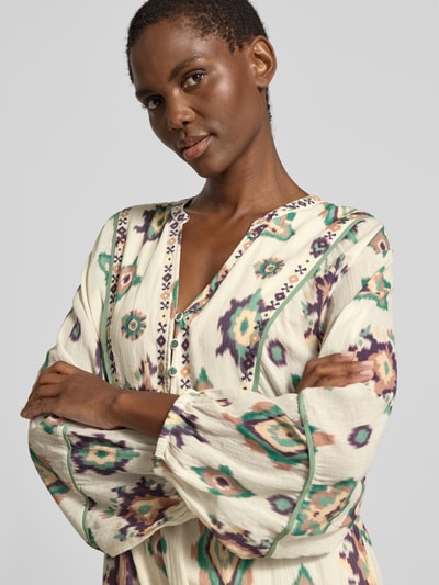 Frauenmodel trägt Maxikleid im Allover-Look Modell 'OELIA' von Bash aus reiner Baumwolle mit A-Linie, V-Ausschnitt und Stitchings, Nahaufnahme Oberkörper.