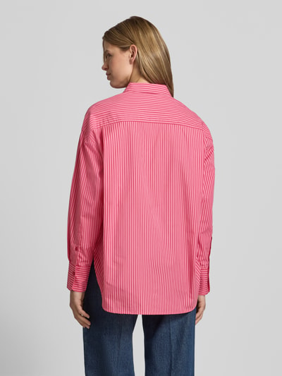 Frauenmodel trägt Relaxed Fit Bluse mit Brusttasche Modell 'JAMIE' von JJXX in Pink mit weißen Streifen, reine Baumwolle, Ganzkörperansicht Rückansicht.