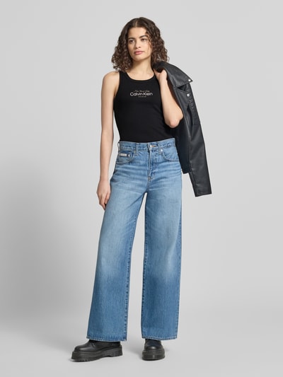 Modelka nosi Top mit Label-Stitching Modell 'CONTOUR' od Calvin Klein Jeans z bawełnianego miksu, czarny, dopasowany krój slim fit, przód z napisem, długość pleców w rozmiarze S: 48 cm, pełny widok z przodu