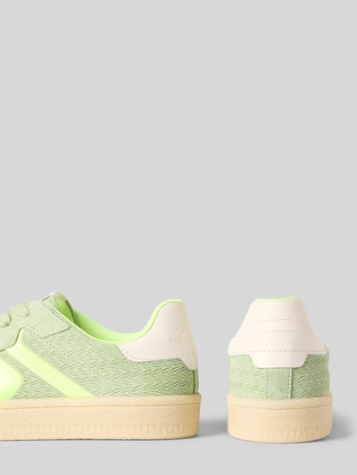 Produktfoto, Low Top Sneaker aus Rindsleder-Textile-Mix von Tamaris in Pastellgrün und Creme, strukturiertes Velours- und Glattleder, Label-Prägung, flache Sohle, seitliche und rückseitige Ansicht