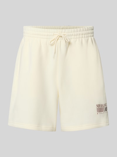 Produktfoto, Sweatshorts aus Baumwoll-Mix von New Balance in Creme mit elastischem Bund, Tunnelzug und Label-Print, gerade Passform.