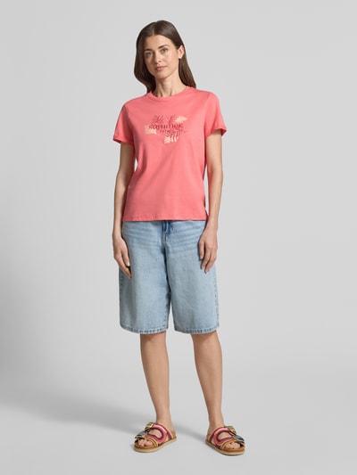 Frauenmodel trägt Regular Fit T-Shirt aus reiner Baumwolle von Tom Tailor, Optik: Unifarben, Motiv-Print, Jersey, Rundhals, Kurzarm, Ganzkörperansicht von vorne.