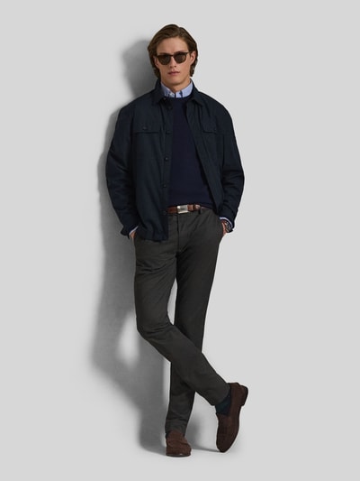 Männermodel trägt Slim Fit Chino aus Baumwoll-Mix von Polo Ralph Lauren in Unifarbe mit 5-Pocket-Design, Ganzkörperansicht von vorne.