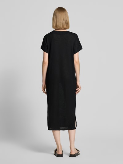 Frauenmodel trägt Strickkleid mit V-Ausschnitt Modell 'Delia' von Soyaconcept in Schwarz, gerader Schnitt, Midilänge, Ganzkörperansicht Rückansicht. Viskose-Mix mit Stretch-Anteil.