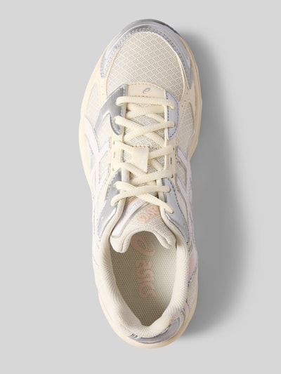 Produktfoto, Sneaker mit Schnürung Modell 'GEL-1130' von ASICS in Beige mit weißen und silbernen Details, profilierte Sohle, runde Spitze, Label-Details, Absatzhöhe 4 cm, Schafthöhe und -weite je 6 cm, Material mit Netzstruktur und glatten Flächen