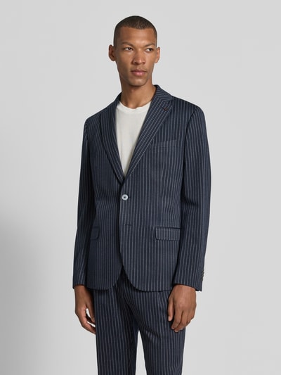 Männermodel trägt Slim Fit Sakko mit Brusttasche Modell 'Nick' von Zuitable in Dunkelblau mit feinen weißen Streifen, Nahaufnahme Oberkörper. Herren Sakko von Zuitable, Reverskragen, Knopfverschluss, Pattentaschen, Rückenlänge 74 cm, Schulterbreite 42 cm, Ärmellänge 67 cm.