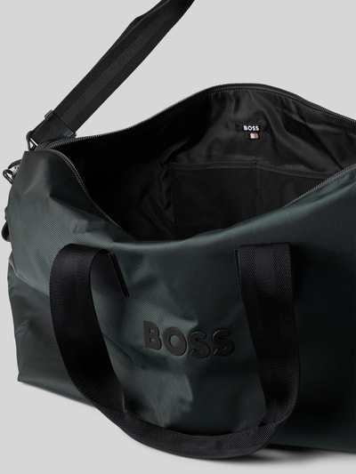 Produktfoto, czarny Weekender mit abnehmbarer Schulterriemen Modell 'Catch_3.0_Holball' von BOSS, główna komora, 2 siateczkowe kieszenie, kieszeń na zamek na spodzie, uchwyty, logo marki, jednolita matowa struktura