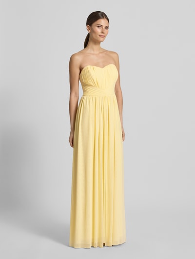 Frauenmodel trägt Cocktailkleid im Off-Shoulder-Look von Lipsy, gelbes Maxikleid aus Material-Mix mit Stretch-Anteil, taillierter Schnitt, Raffungen, Rückenlänge bei Größe 36: 132 cm, Brustweite bei Größe 36: 40 cm, Ganzkörperansicht von vorne.