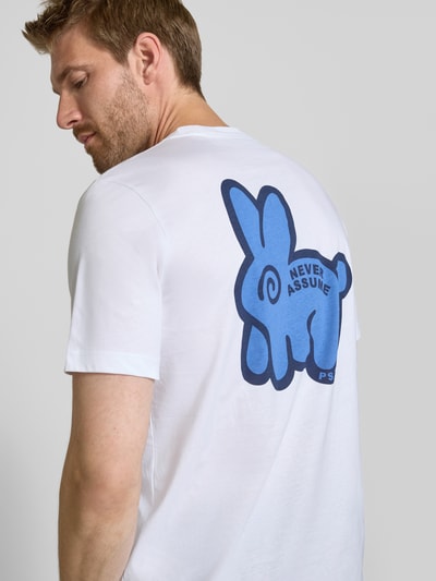 Männermodel trägt Regular Fit T-Shirt aus reiner Baumwolle von Paul Smith mit blauem Statement-Print, Rückenansicht, Nahaufnahme Oberkörper. Herren T-Shirt von Paul Smith, Rundhalsausschnitt, Rückenlänge bei Größe M: 64 cm.