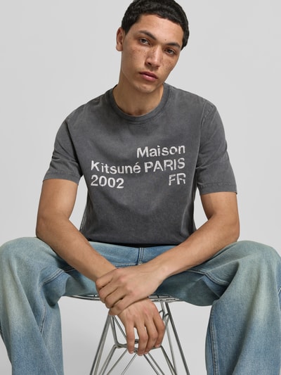 Männermodel trägt Relaxed Fit T-Shirt mit Logo-Print von MAISON KITSUNÉ aus reiner Baumwolle, Rundhalsausschnitt, kurzärmelig, Vorderansicht, Nahaufnahme Oberkörper.