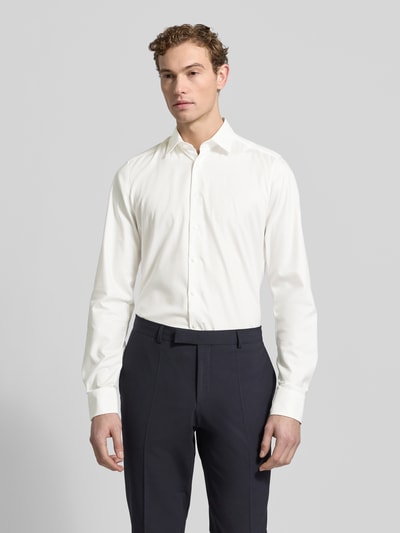Männermodel trägt Slim Fit Businesshemd aus Twillgewebe mit extra langem Arm von OLYMP, Optik: Unifarben, Ganzkörperansicht von vorne