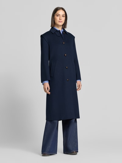 Kobieta nosi granatowy płaszcz Regular Fit Mantel aus Woll-Mix model 'GESSATI' od Weekend Max Mara, widok całej sylwetki z przodu