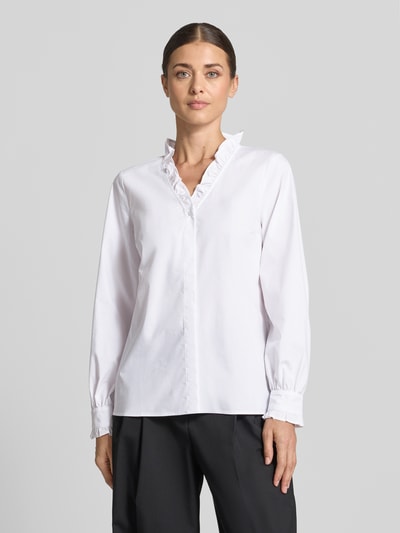 Frauenmodel trägt Regular Fit Langarmbluse aus Baumwoll-Mix von MORE & MORE, Weiß, Stehkragen, Ballonärmel, Ganzkörperansicht von vorne.