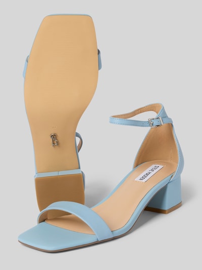 Produktfoto, Sandalette aus Leder mit Blockabsatz Modell 'Gena' von Steve Madden in Hellblau, Zehentrenner, Dornschließe, glatte Oberfläche, rechteckige und weiche Formen, Absatzhöhe 4 cm, dezente Textur.
