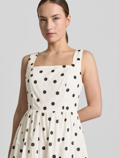 Frauenmodel trägt Midikleid mit Karree-Ausschnitt von Apricot, Weiß mit schwarzen Punkten, Reine Baumwolle, Taillierter Schnitt, Nahaufnahme Oberkörper.