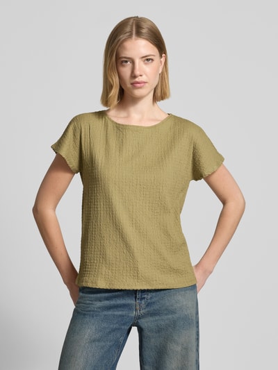 Frauenmodel trägt T-Shirt mit Strukturmuster und Rundhalsausschnitt von Betty Barclay, Damen T-Shirt im Material-Mix mit Stretch-Anteil, Regular-Fit, Rückenlänge 48 cm, Farbe Oliv, Ganzkörperansicht von vorne.