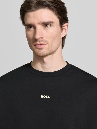 Męski model nosi Regular Fit Bluza z bawełnianej mieszanki Model 'STENSON' od BOSS, efekt: jednolity kolor, napis z logo, okrągły dekolt, dzianina dresowa, mieszanka bawełny, dzianina elastyczna, długi rękaw, zakończenia rękawów i dołu elastyczne, perspektywa: zbliżenie na górną część ciała.