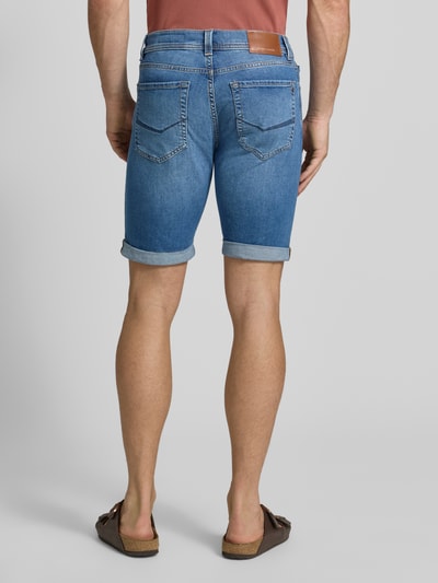 Männermodel trägt Regular Fit Shorts in Denim-Optik von Pierre Cardin aus elastischem Baumwoll-Mix mit 5-Pocket-Design, Ganzkörperansicht Rückansicht.