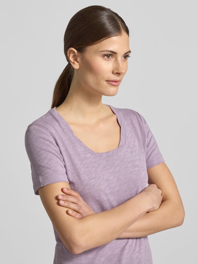 Frauenmodel trägt Regular Fit T-Shirt aus reiner Baumwolle von Marc O’Polo in melierter Optik mit Logo-Print, Nahaufnahme Oberkörper.