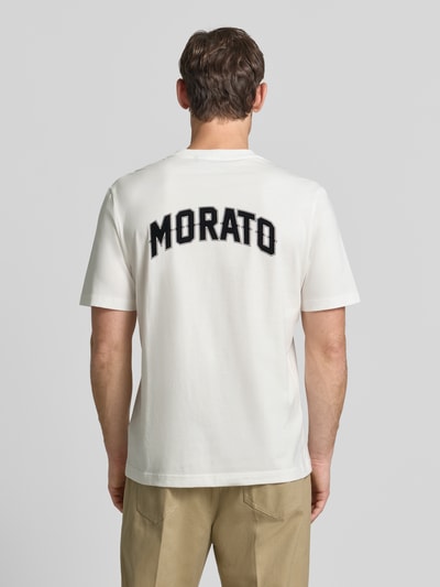 Männermodel trägt Relaxed Fit T-Shirt aus puur katoen van Antony Morato, labelpatch, ronde hals, ruglengte maat M 70 cm, Ganzkörperansicht Rückansicht.