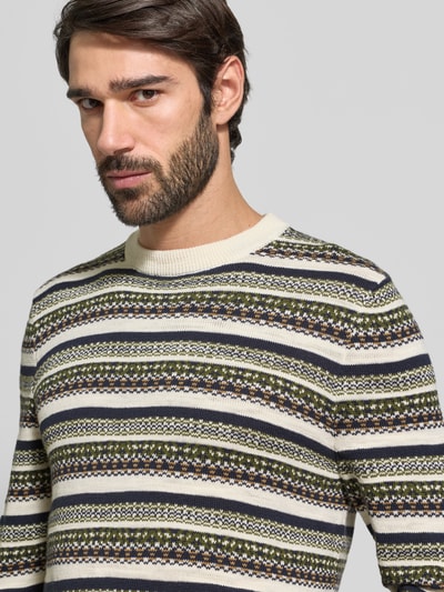 Mannelijk model draagt Loose Fit Strickpullover aus reiner Baumwolle van Barbour met all-over Noors motief, katoen, ronde hals, lange mouw, labelpatch, materaalverwerking: knitwear, kleur: crème en blauw, Nahaufnahme bovenlichaam.