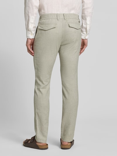 Męski model nosi Regular Fit Chino aus Baumwoll-Leinen-Mix Modell 'PHOENIX' od s.Oliver RED LABEL, melanżowa optyka, krój regular fit, średni stan, prosta nogawka, elastyczny pas, kieszenie z patką, bawełniano-lniana tkanina. Ganzkörperansicht Rückansicht.