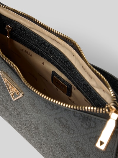 Produktfoto, Detailansicht der Handtasche mit Logo-Muster Modell 'ECO ERICA' von Guess, überwiegend grau mit goldfarbenen Details, Reißverschluss, strukturierte Oberfläche, Innenfutter mit Logo, Hauptfachansicht. Kontext: Damen Handtasche, Schulterriemen 56 cm, Maße 24x15x6 cm, Logo-Muster.