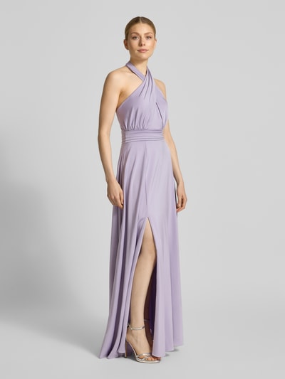 Frauenmodel trägt Abendkleid aus Satin mit gelegten Falten von Laona in Flieder mit gehschlitztem Rock, taillierter Passform, Neckholder, Ganzkörperansicht von vorne.