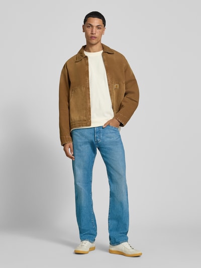 Männermodel trägt blaue Straight Fit Jeans aus Baumwoll-Mix Modell '501® Levi s®ORIGINAL' von Levi's®, helle Farben, Herren Jeansmode, Ganzkörperansicht von vorne.